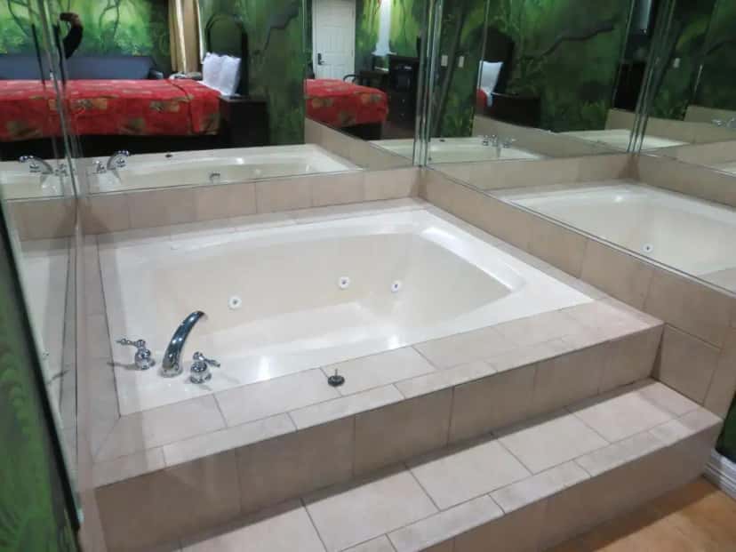 In-room hot tub at Platinum Inn Katy in Katy, TX