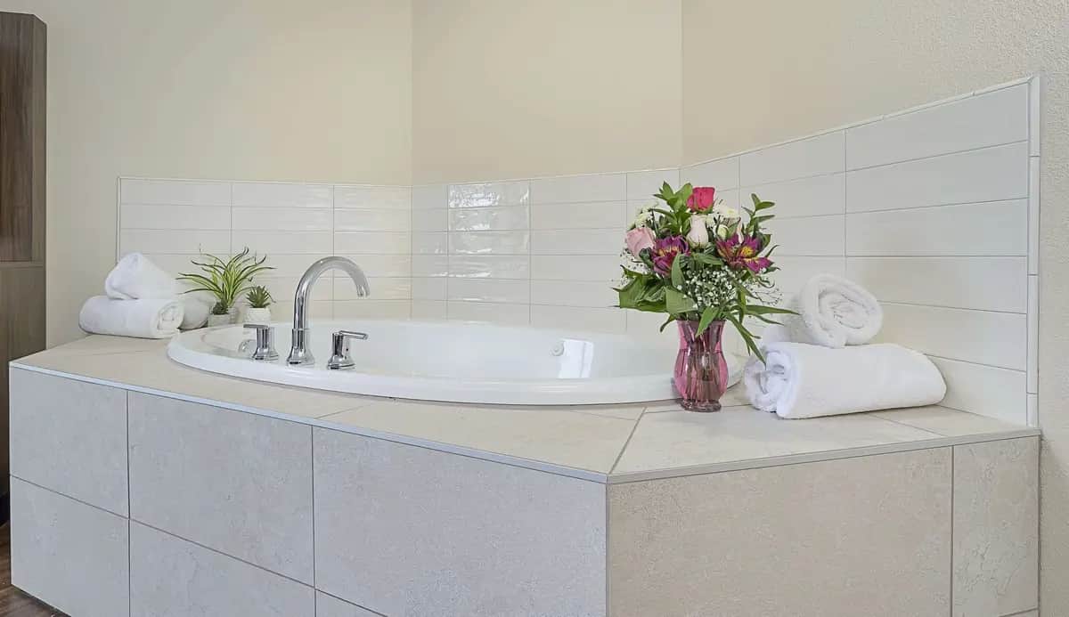 Portlander Inn jetted bathtub
