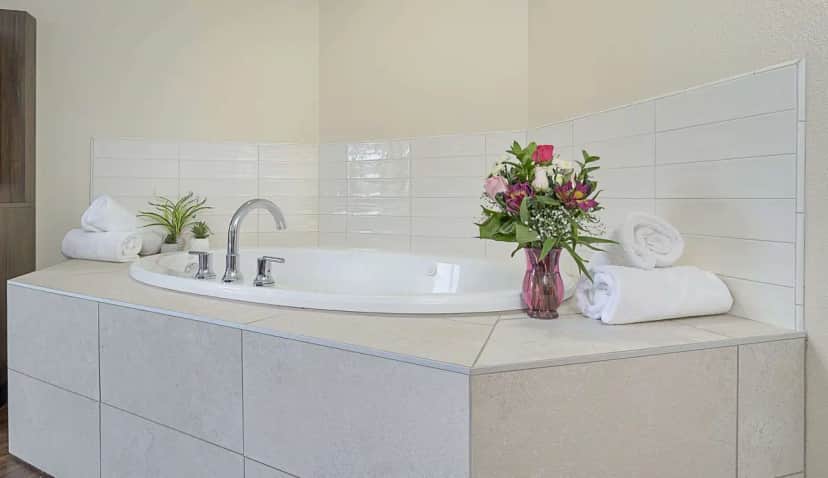 Portlander Inn jetted bathtub