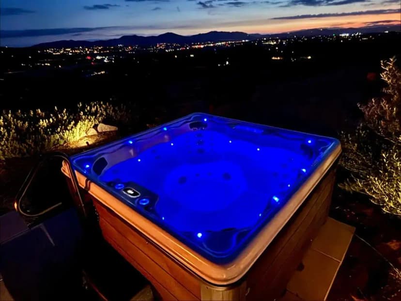 Private Romantic Escape - Hot Tub - Endless Views