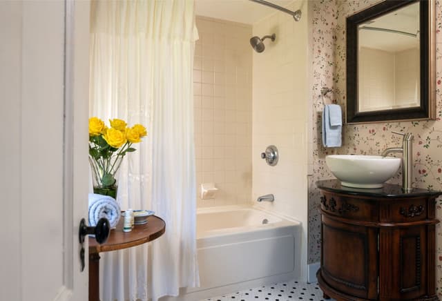 Deep soaking bathtub
