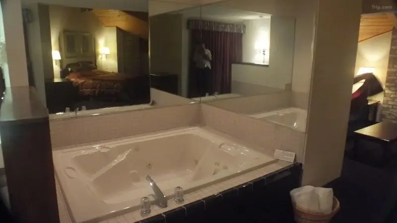 Q Express Inn & Suites hotel photo 1 in Mineral Wells, West Virginia