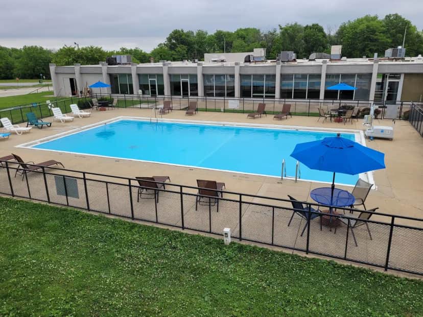 Quality Inn — pool