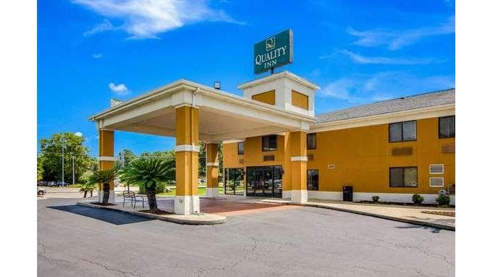 Hotels with jacuzzi in room in Saraland