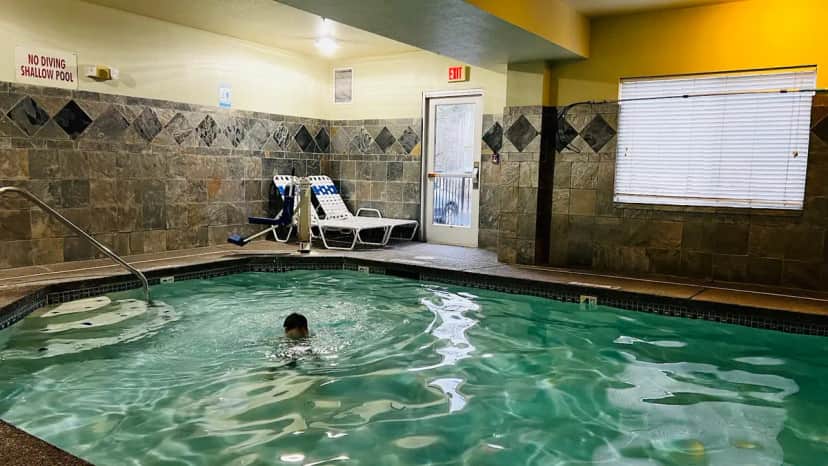 Quality Inn — pool