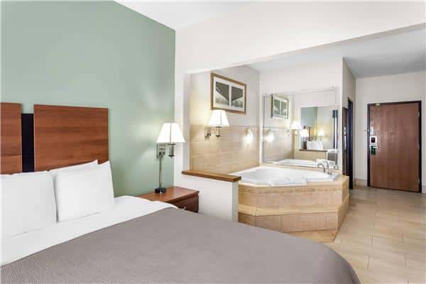 Jetted bathtub