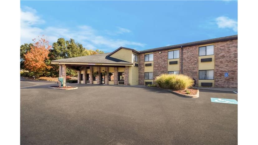 Hotels with jacuzzi in room in East Liverpool