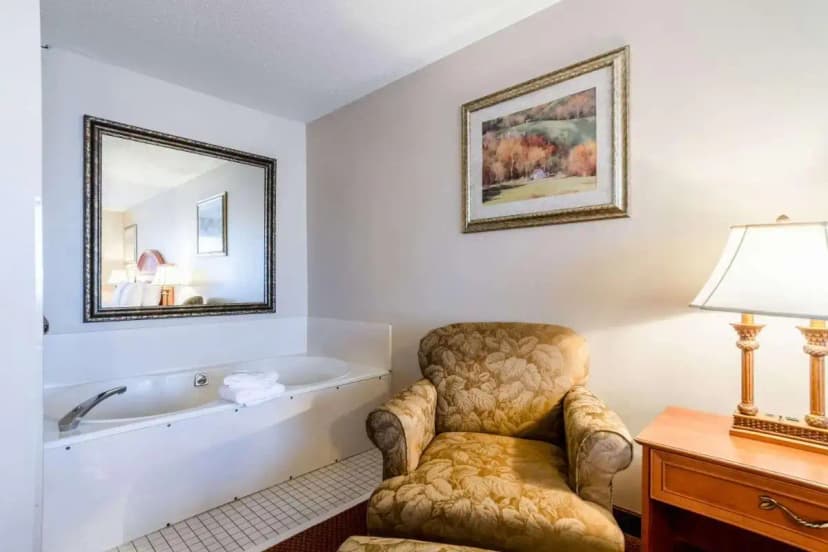 Hotels with jacuzzi in room in Alliance