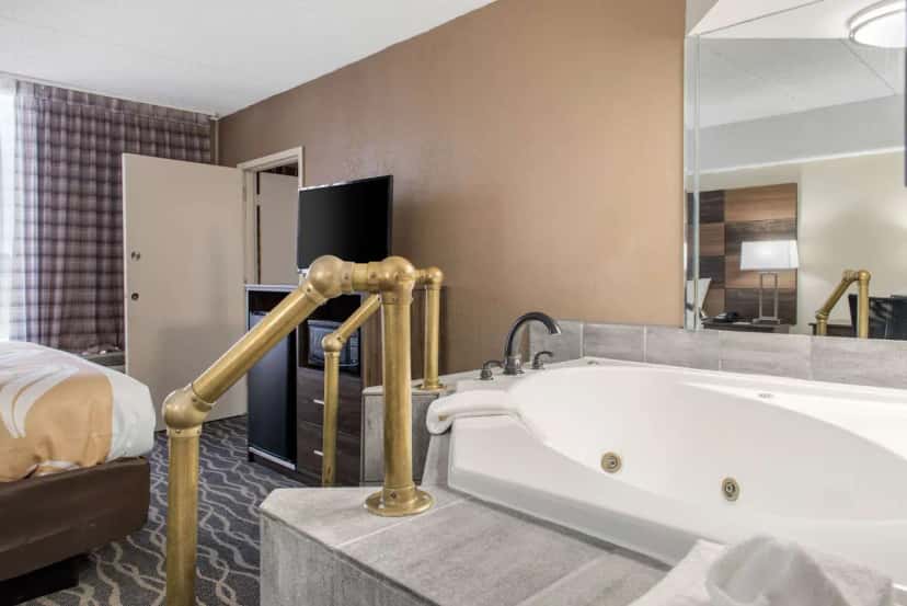 Shared indoor hot tub at Quality Inn And Conference Center in Richmond, IN