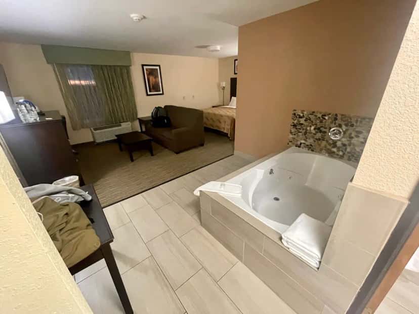 In-room hot tub at Quality Inn and Suites in Brandenburg, KY