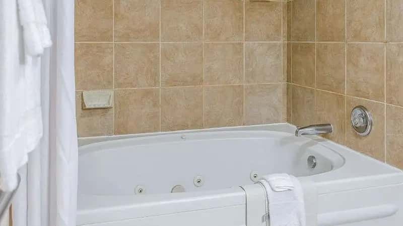 Quality Inn & Suites — suite