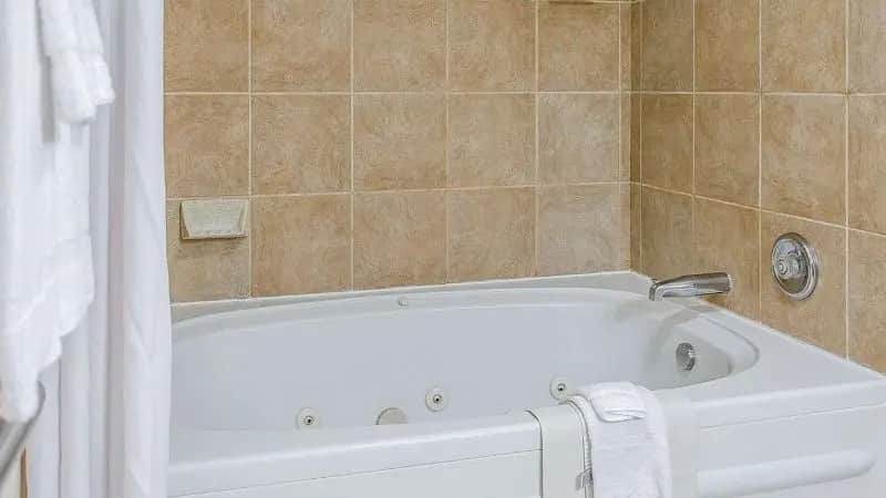 Quality Inn & Suites — suite