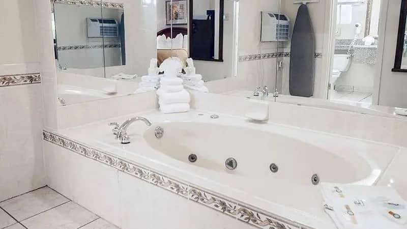 Quality Inn & Suites Airport — suite
