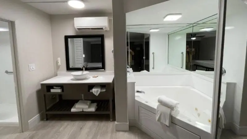 In-room hot tub at Quality Inn & Suites Airport Cruise Port Hollywood in Hollywood, FL