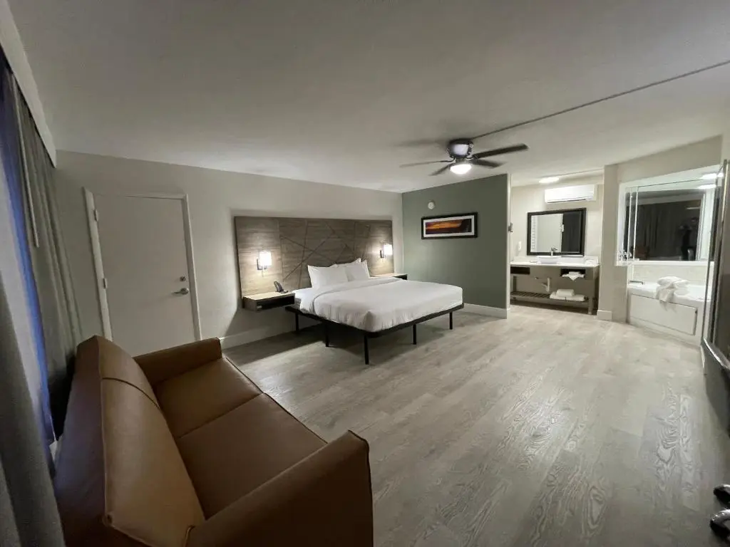Private in-room jacuzzi tub in the King Room with Jacuzzi - Non-Smoking at Quality Inn & Suites Airport Cruise Port Hollywood