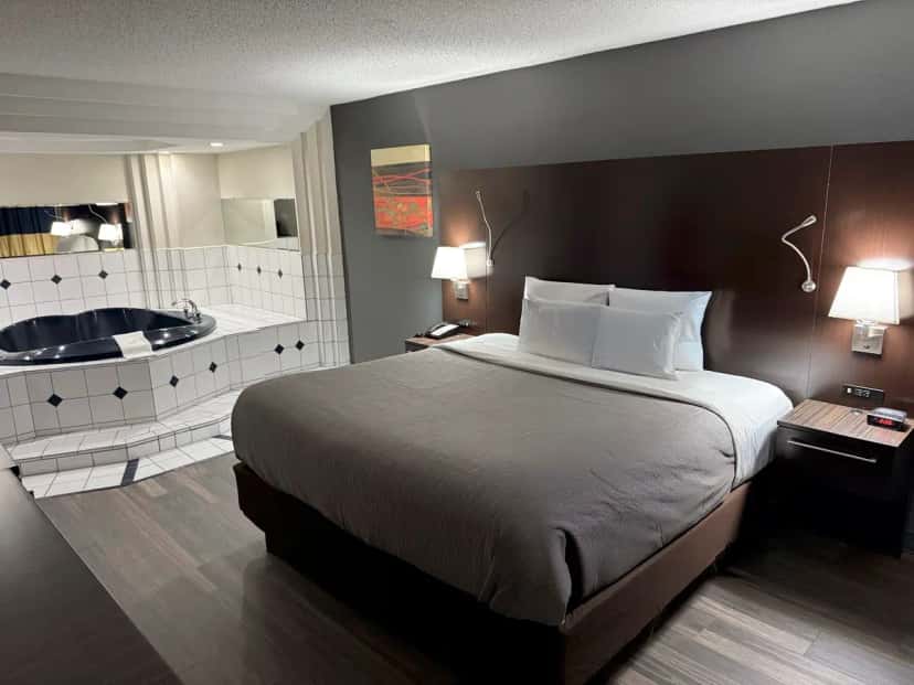 In-room hot tub at Quality Inn & Suites Banquet Center in Livonia, MI