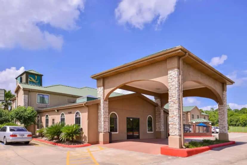 In-room hot tub at Quality Inn & Suites Beaumont in Beaumont, TX