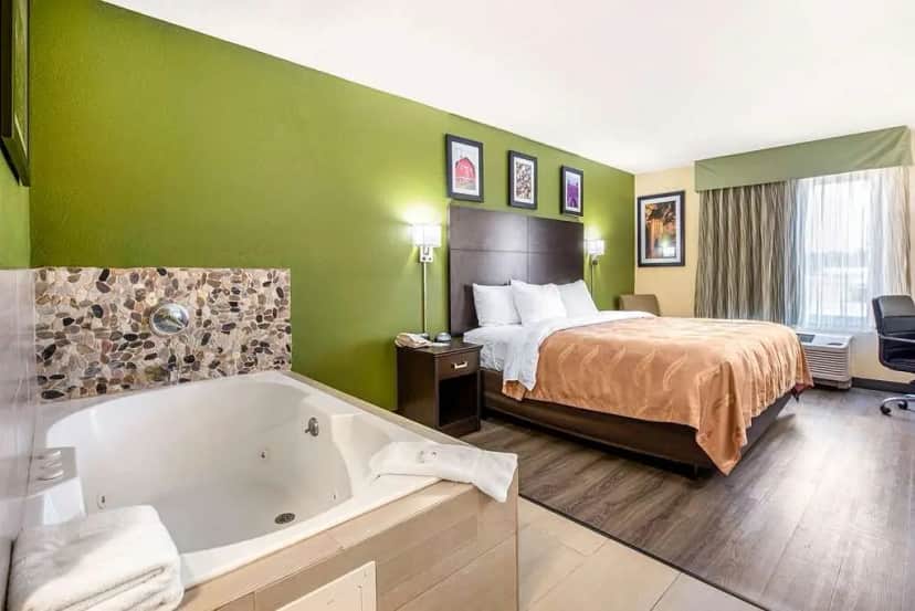 Quality Inn and Suites Brandenburg — suite