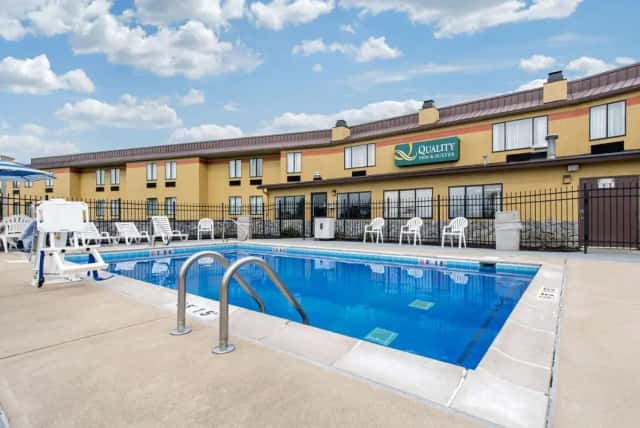 Quality Inn & Suites Brownsburg - Indianapolis West — guest room