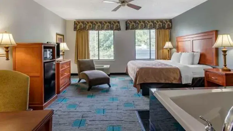 Quality Inn & Suites Chattanooga West near Lookout Mountain — suite