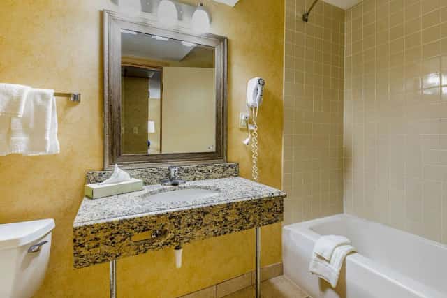 Deep soaking bathtub
