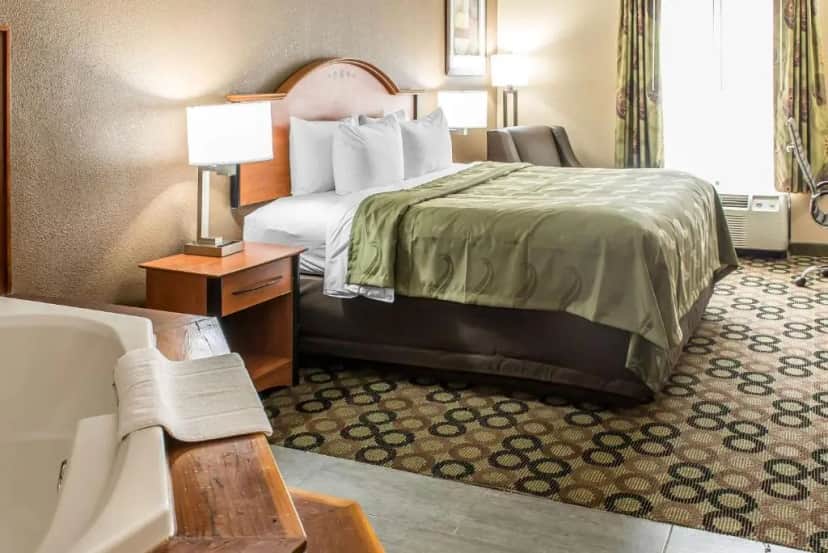Quality Inn & Suites Columbus — suite