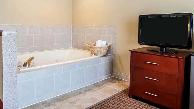 In-room hot tub at Quality Inn & Suites Davenport Near I-80 in Davenport, IA