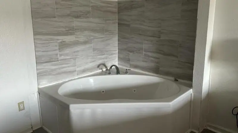In-room hot tub at Quality Inn & Suites Decatur Priceville I-65 in Decatur, AL
