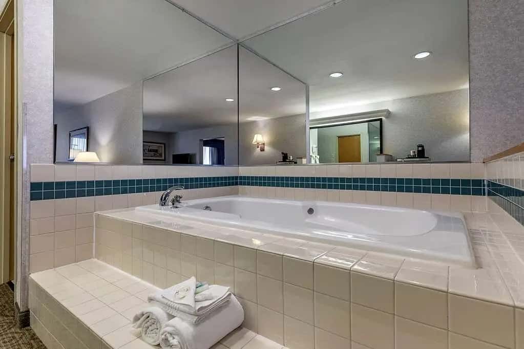 Quality Inn and Suites Denver Airport – Gateway Park — suite
