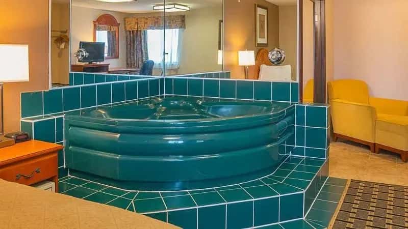 In-room hot tub at Quality Inn & Suites Detroit Metro Airport in Romulus, MI