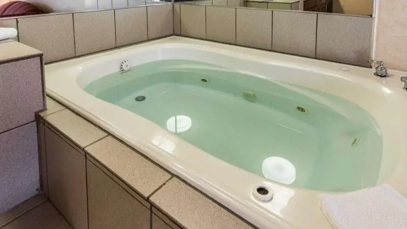 Quality Inn & Suites Erie near Casino — suite