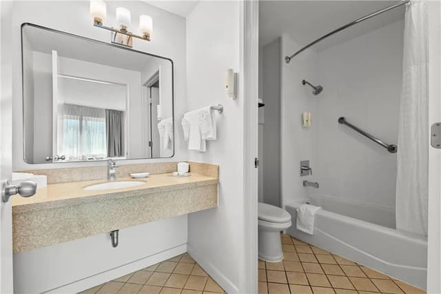 Deep soaking bathtub