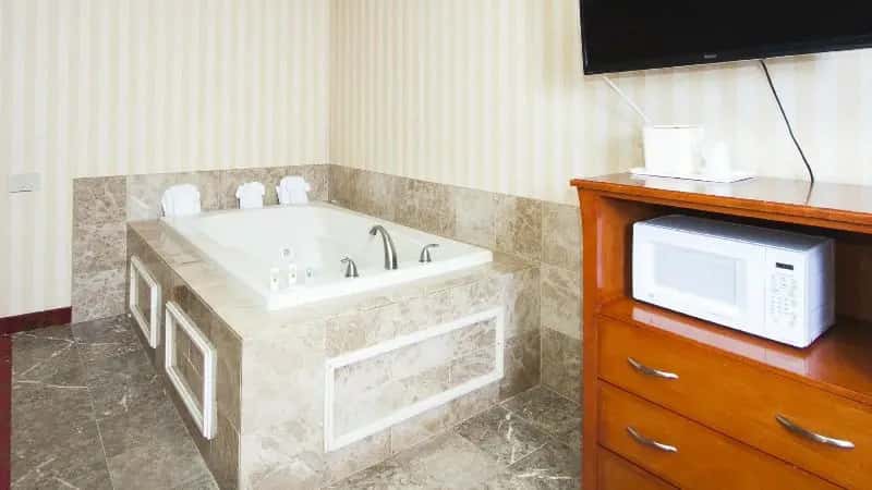 In-room hot tub at Quality Inn & Suites Kansas City I-70 East in Independence, MO