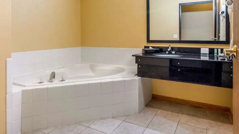 Quality Inn & Suites Lenexa Kansas City hotel photo 1 in Lenexa, Kansas
