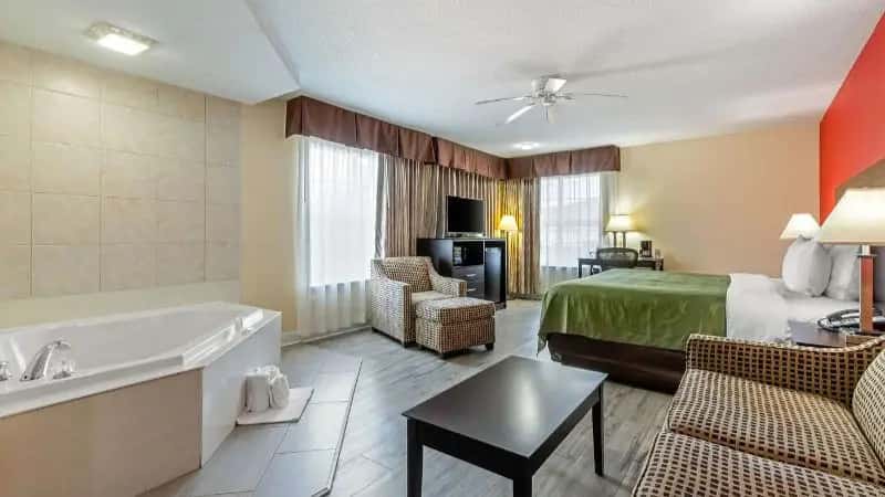 In-room hot tub at Quality Inn & Suites Lexington in Lexington, SC