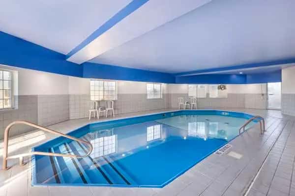 Quality Inn & Suites — pool