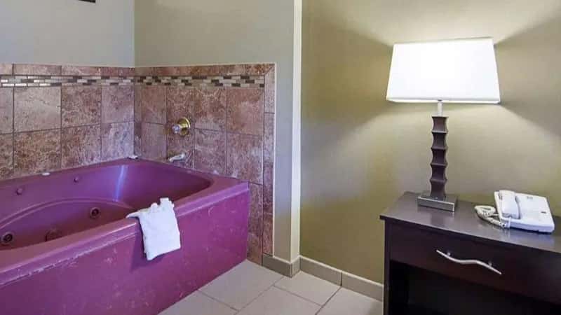 Quality Inn & Suites Little Rock West — suite