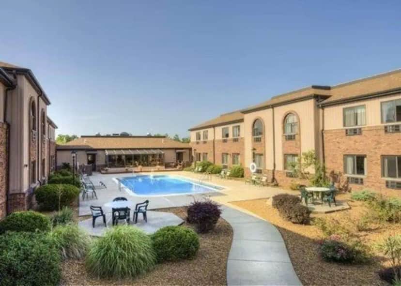 a courtyard with a swimming pool in a building at Quality Inn & Suites Marion in Marion
