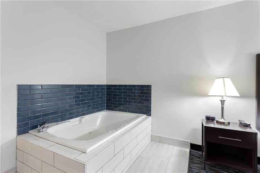 Private in-room jacuzzi tub at Quality Inn & Suites Niles