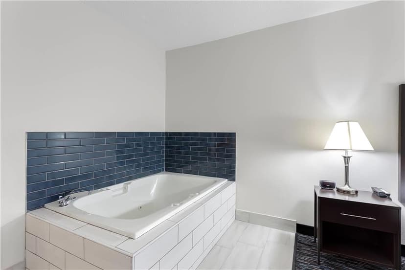 Hotels with jacuzzi in room in Niles