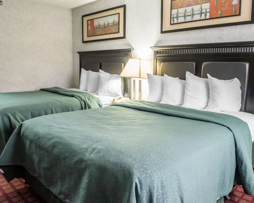 Hotels with jacuzzi in room in Gibsonia