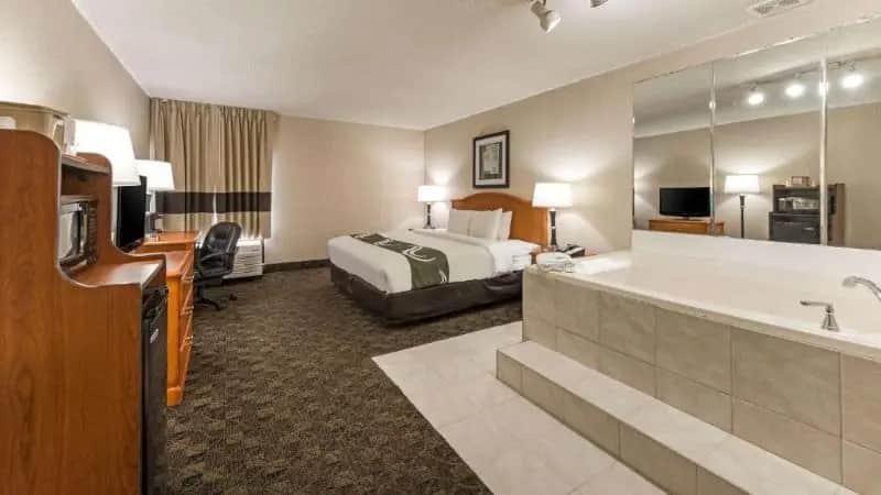 Quality Inn & Suites Portage Central — suite