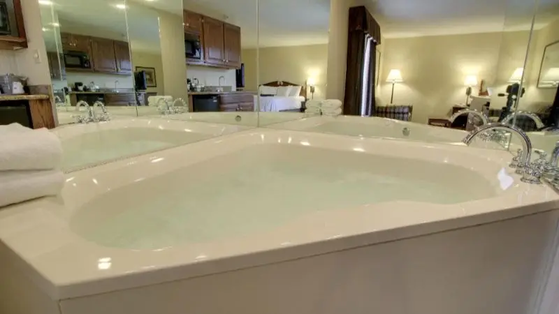 In-room hot tub at Quality Inn & Suites in Quincy, IL