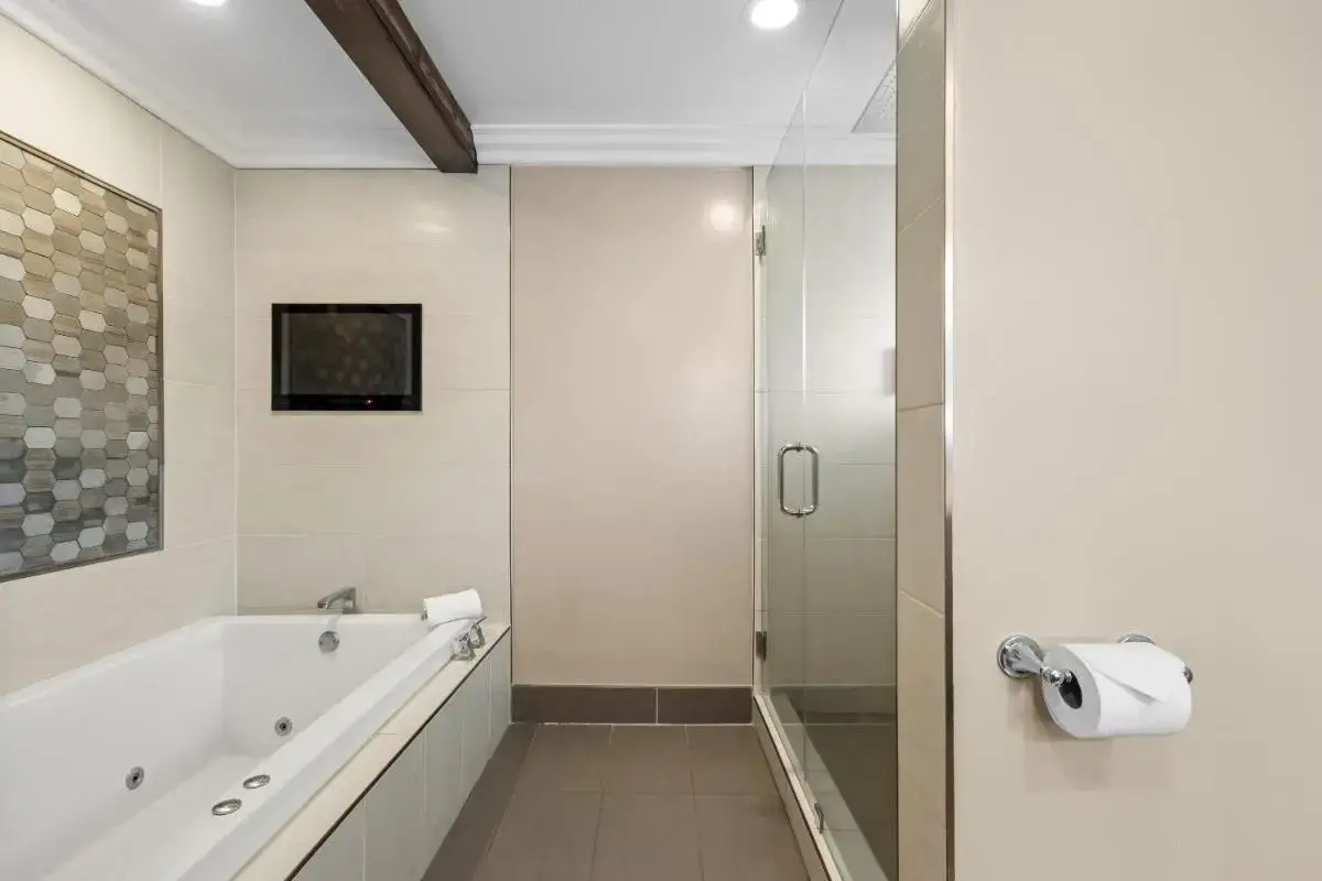 Hotels with jacuzzi in room in Arroyo Grande