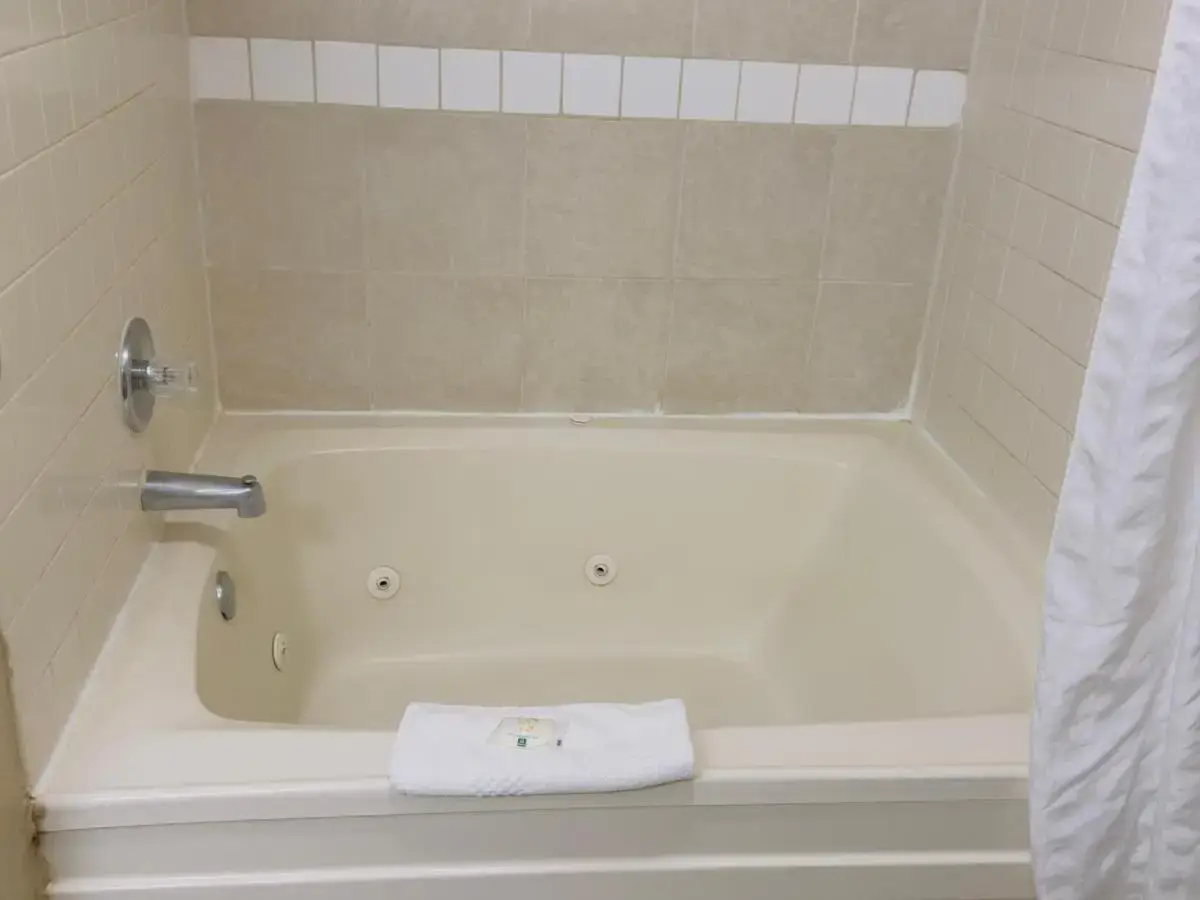 Hotels with jacuzzi in room in Medina
