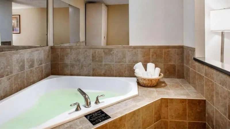 In-room hot tub at Quality Inn & Suites Springfield, OR in Springfield, OR