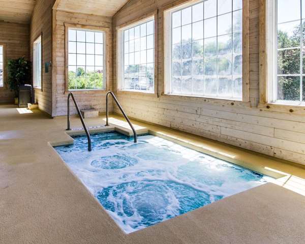 Hotels with jacuzzi in room in Stoughton
