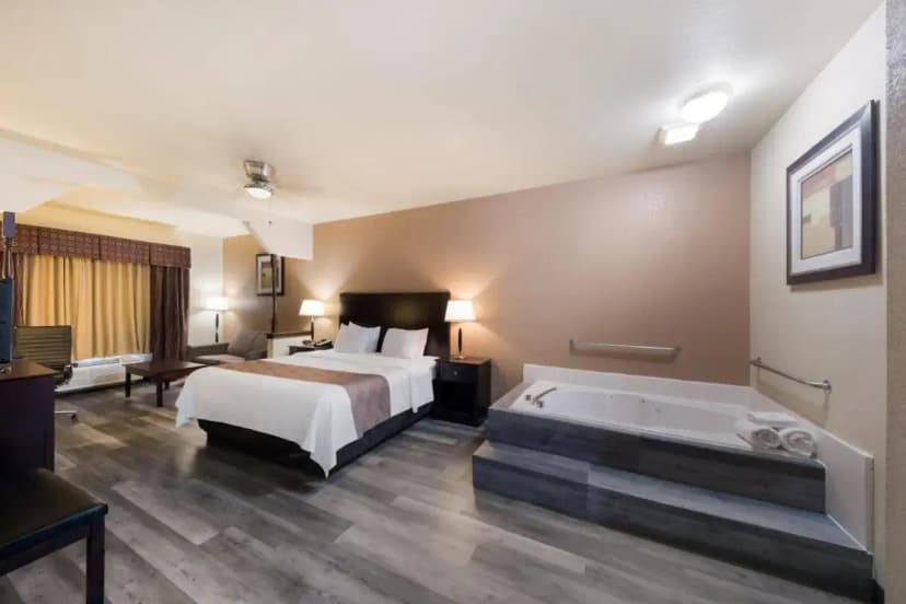 Hotels with jacuzzi in room in Kaufman