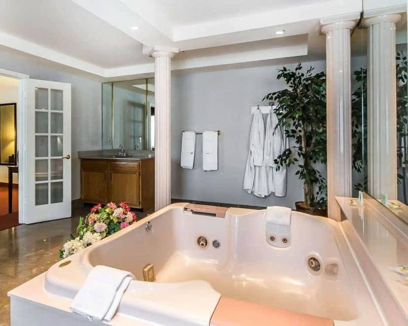 Private in-room jacuzzi tub at Quality Inn & Suites University/Airport