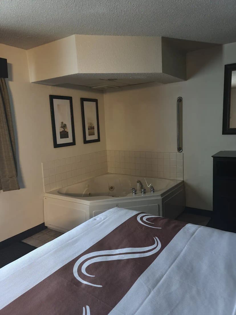 Hotels with jacuzzi in room in Atchison
